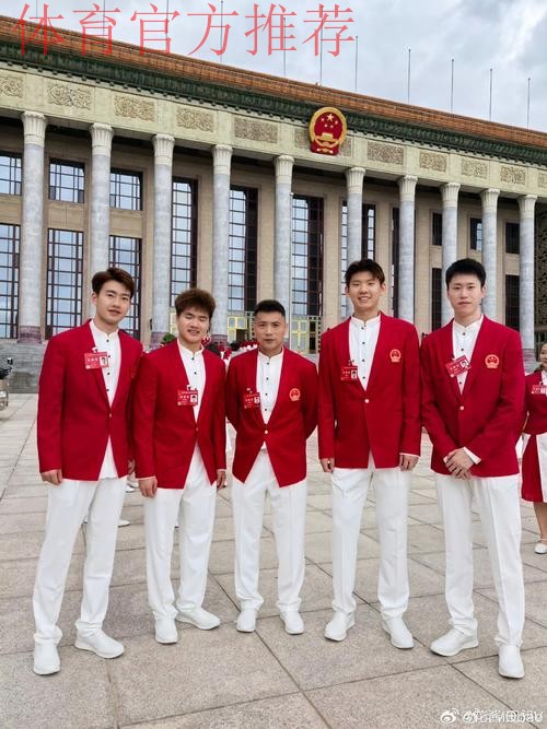 传承与祝福——中国男足与U12小球员亲切合影